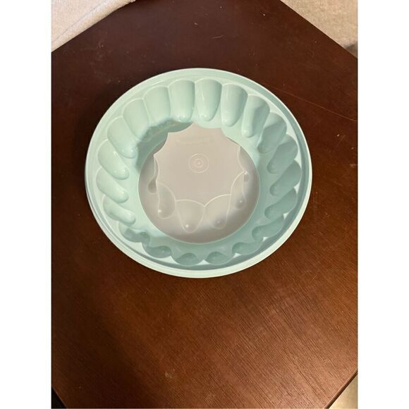 Vintage Tupperware jello mold mint green - Picture 2 of 6